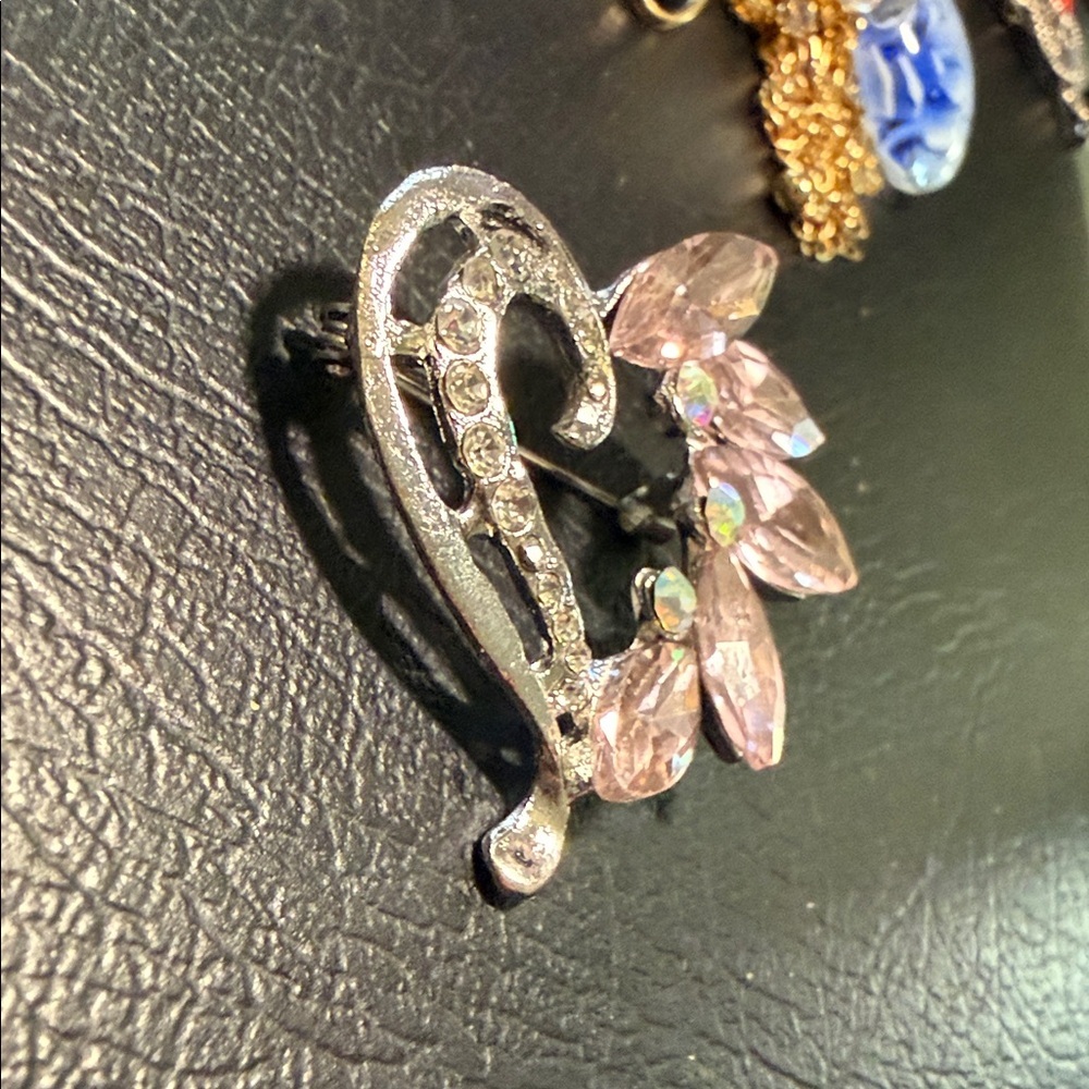 Sparkling Silver and Pink Leaf Brooch heart shaped - Picture 4 of 9